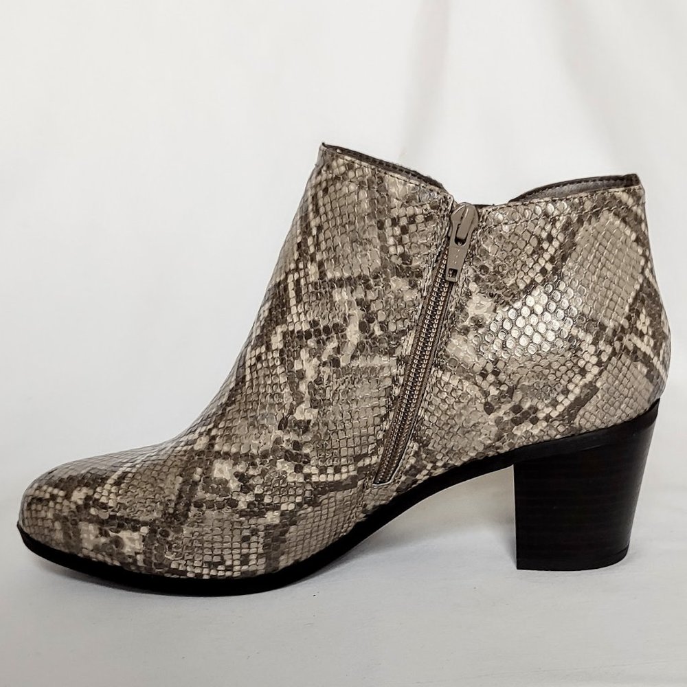 CLOUDWALKERS by Avenue Booties Ankle Boots 11 W Wide NEW Faux Snakeskin Gray